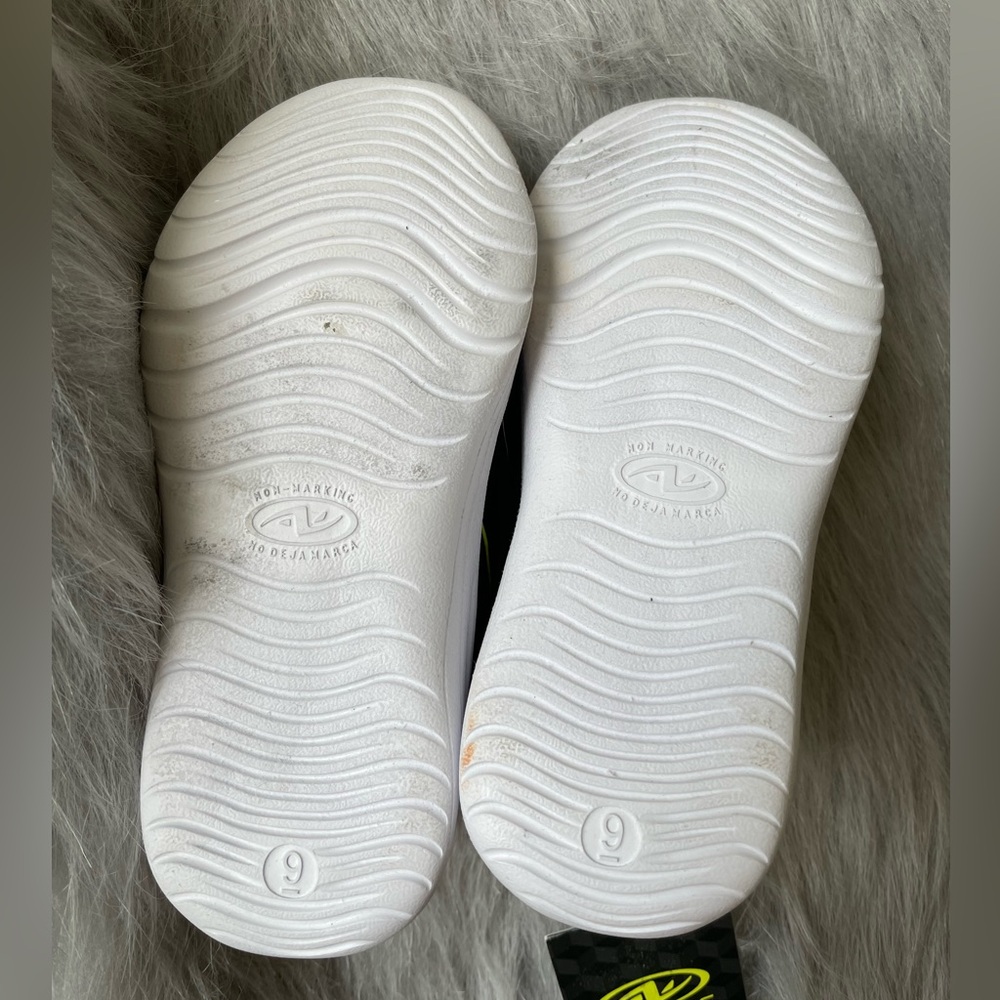 NWT Boys ATHLETICS WORKS Slip On Athletics sneakers. Size 9 - Picture 6 of 6